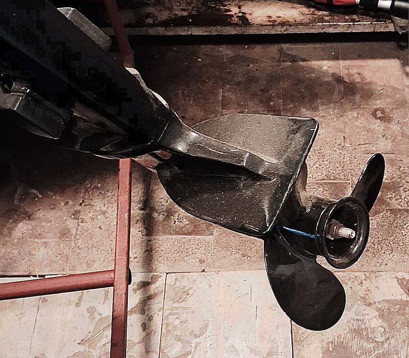 Човен Brig з двигуном