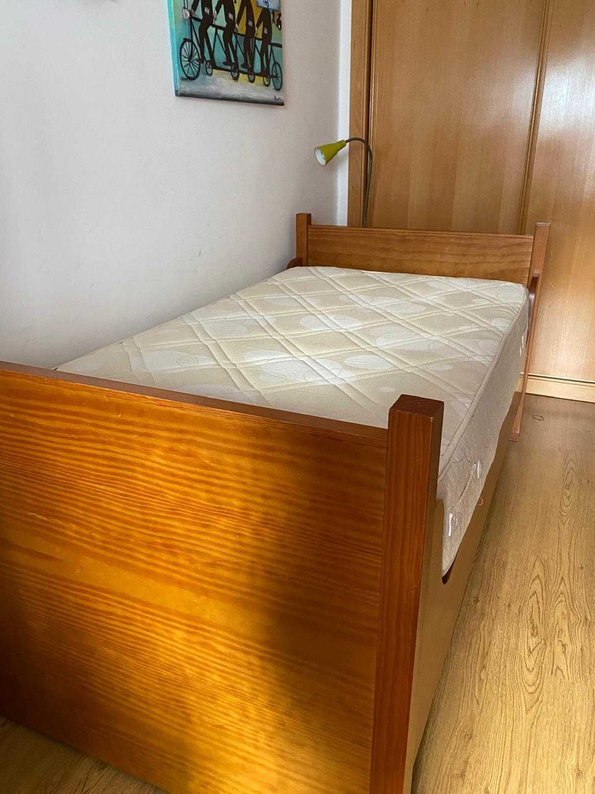 Cama individual dupla de madeira maciça com 2 colchões