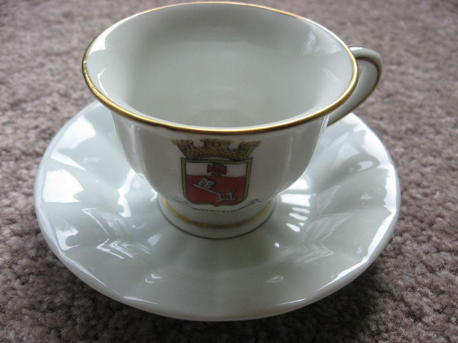 Ozdobna filiżanka z herbem Bremerhaven i talerzykiem Bremensia Kahla
