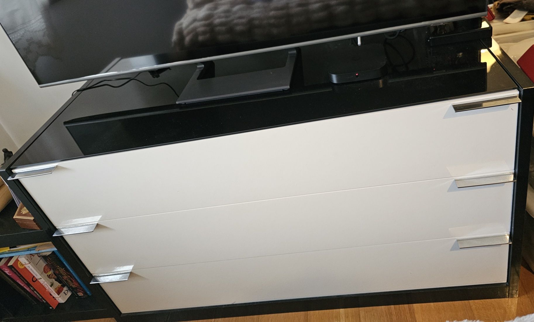 Cômoda moderna com 3 gavetas grandes e tampo de vidro