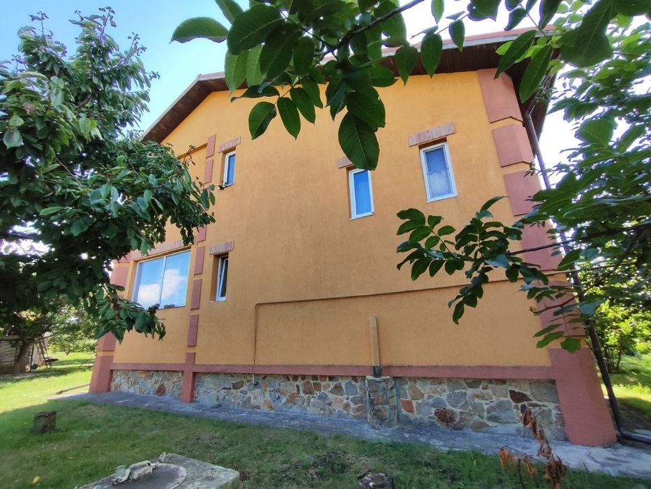 Продам дом недалеко от города, большой участок