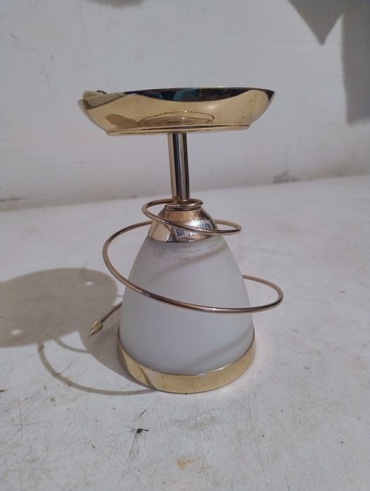 Продам недорого люстру