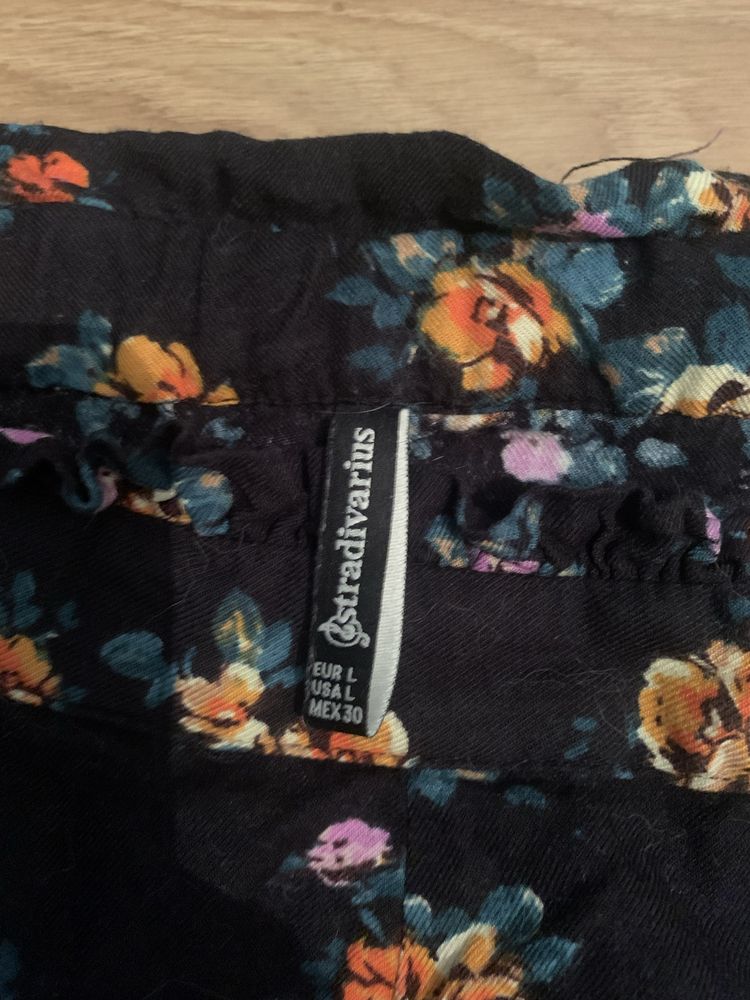 Calções Stradivarius tamanho L pretos com estampado de flores