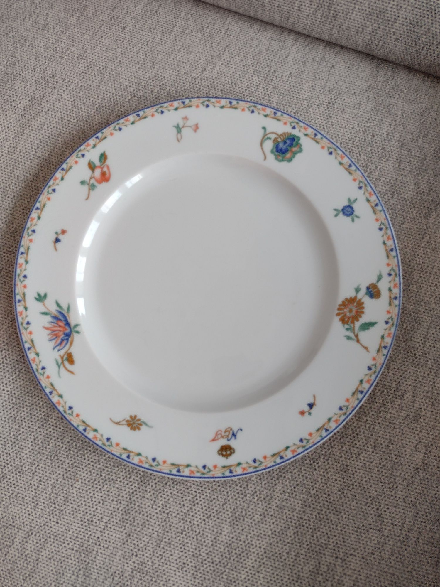 Duży talerz z włoskiej porcelany.