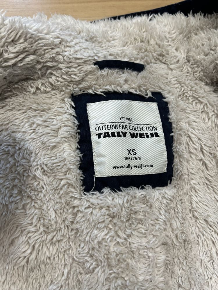 Granatowa parka z kapturem i futrem w środku Tally Weijl