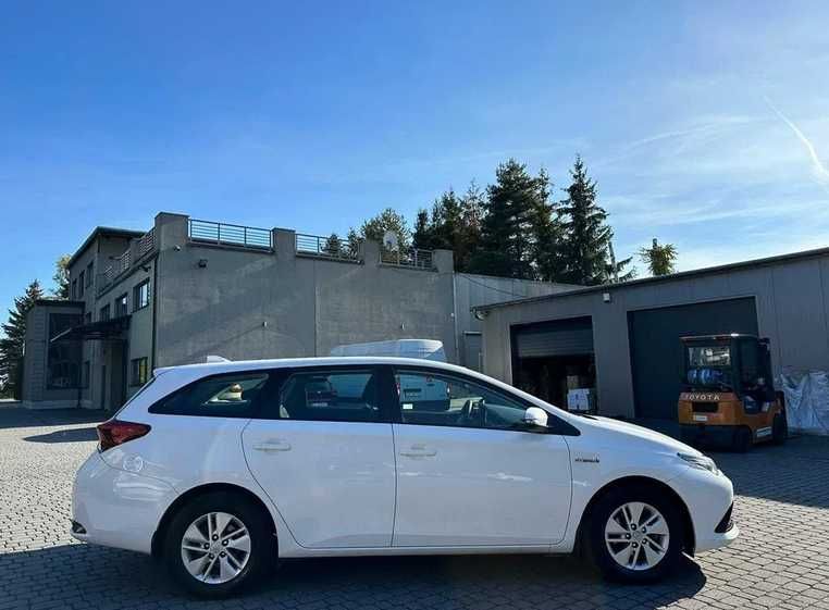 Wypożyczanie samochodu Wynajem auta Toyota Auris HYBRYDA AUTOMAT