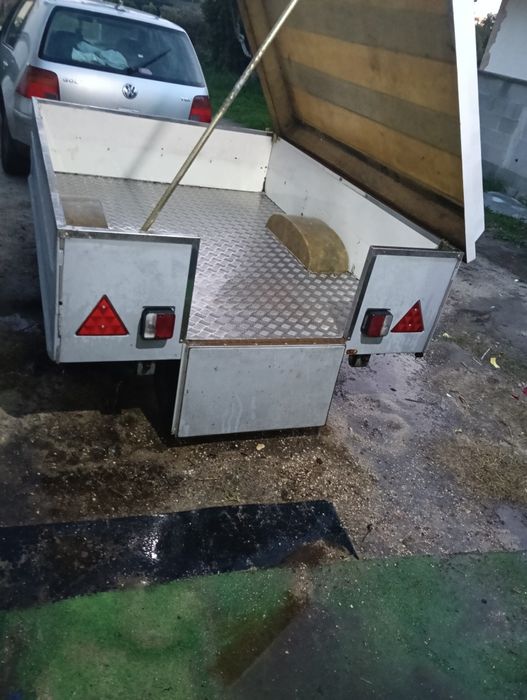 Reboque com tampa em bom estado