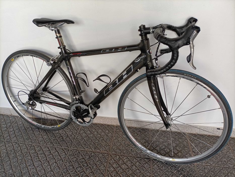 Bicicleta de estrada carbono BH (ciclismo competição)