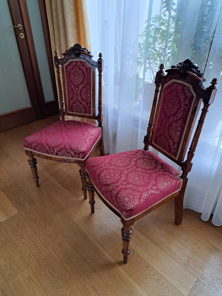 Dwa krzesła eklektyczne po renowacji
