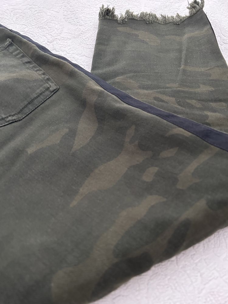 Calça “padrão camuflado”