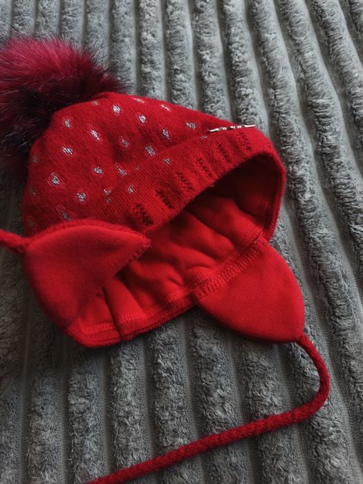 Дуже стильна червона шапочка з помпоном