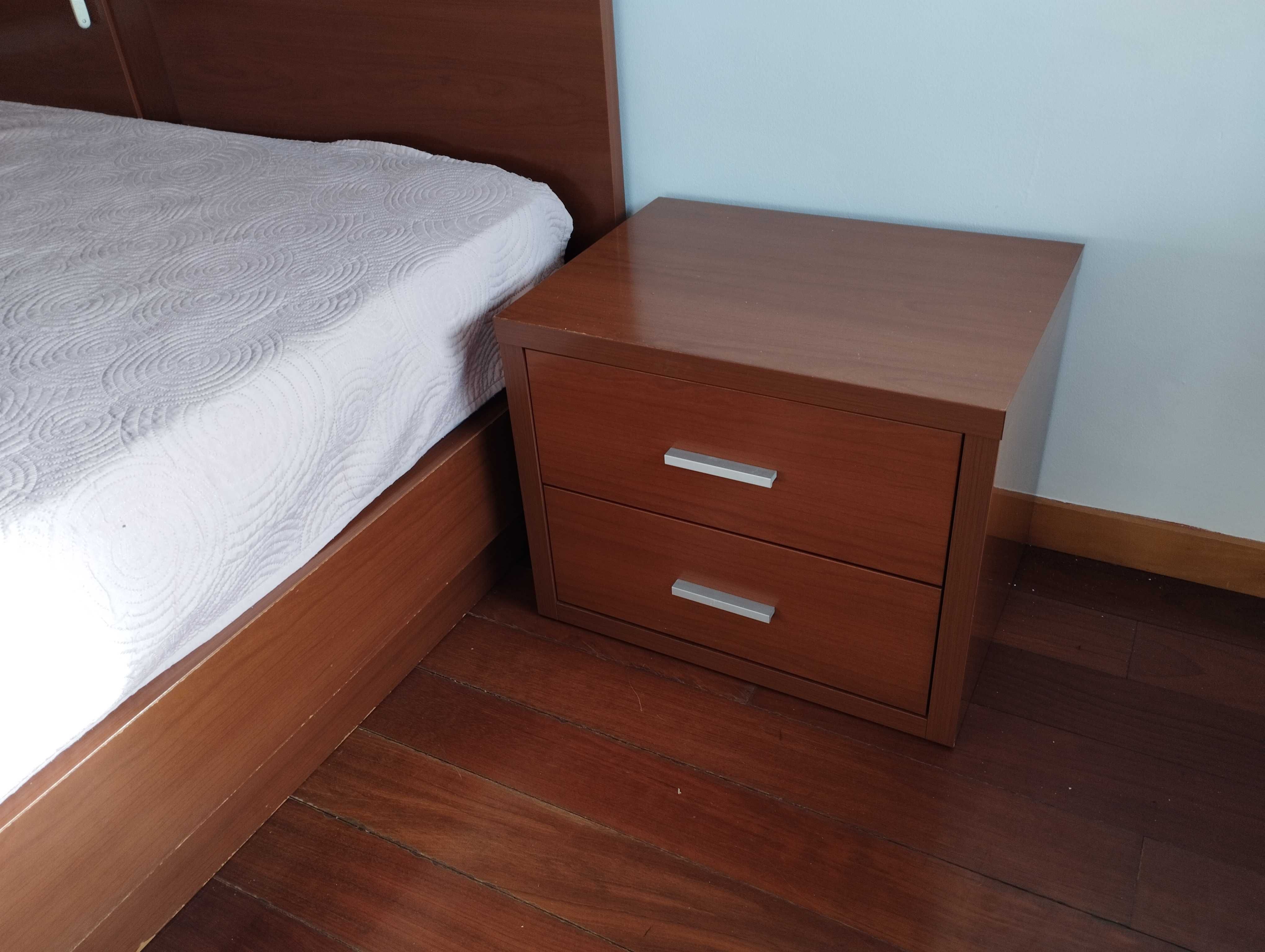 Cama casal king size c/estrado mesinhas e comoda - Bom estado