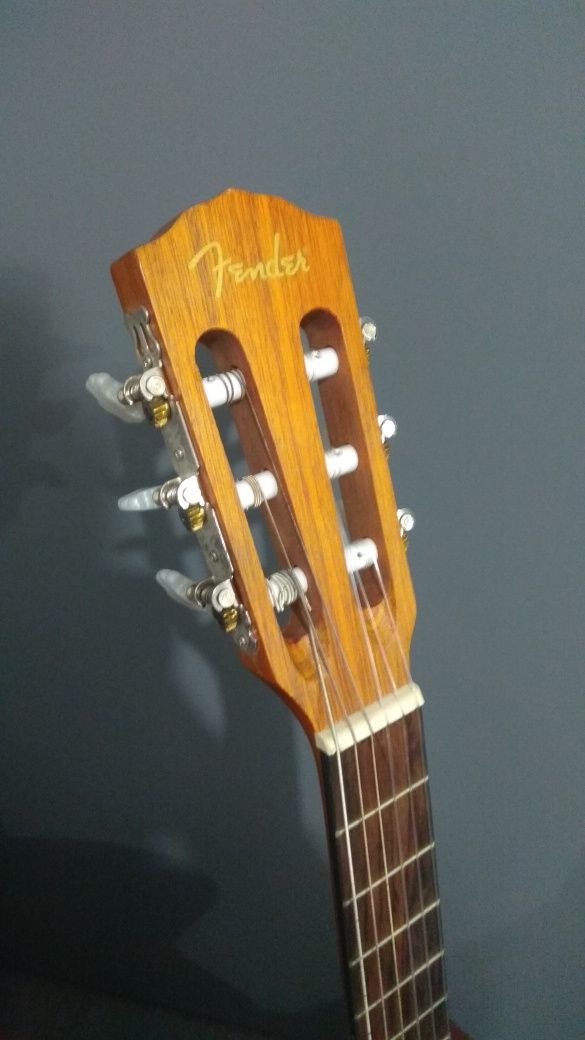 Guitarra FENDER + pequena
