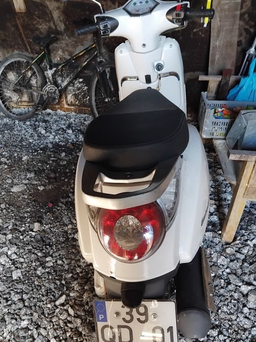 Scoter 125 branca