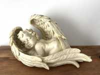 Aniolek śpiący w skrzydlach