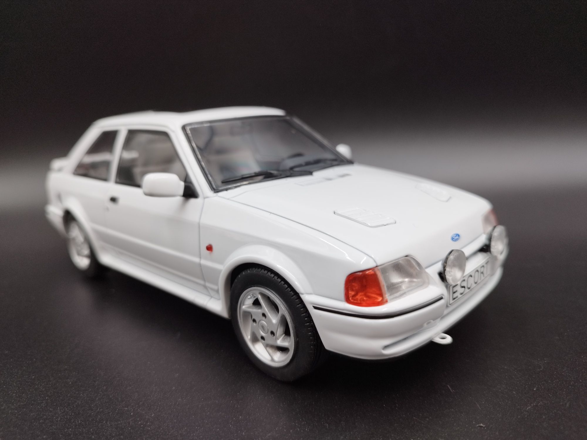 1:18 MCG Ford Escort  RS Turbo S2  White model