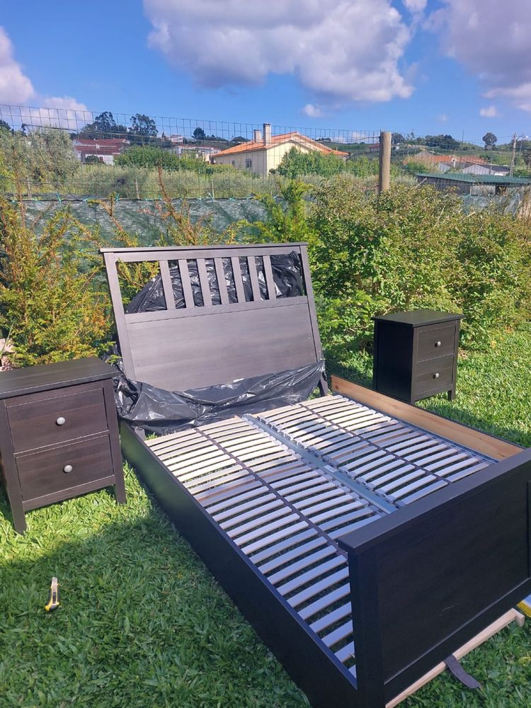 Cama de casal e mesa de cabeceira