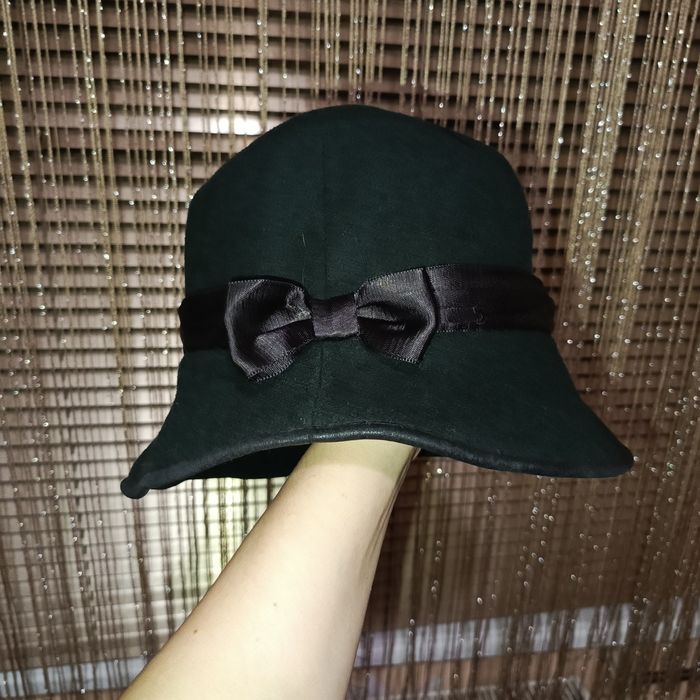 Жіночий метровий капелюх