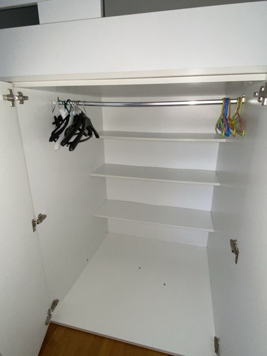 quarto: 2 camas, guarda roupa e secretària