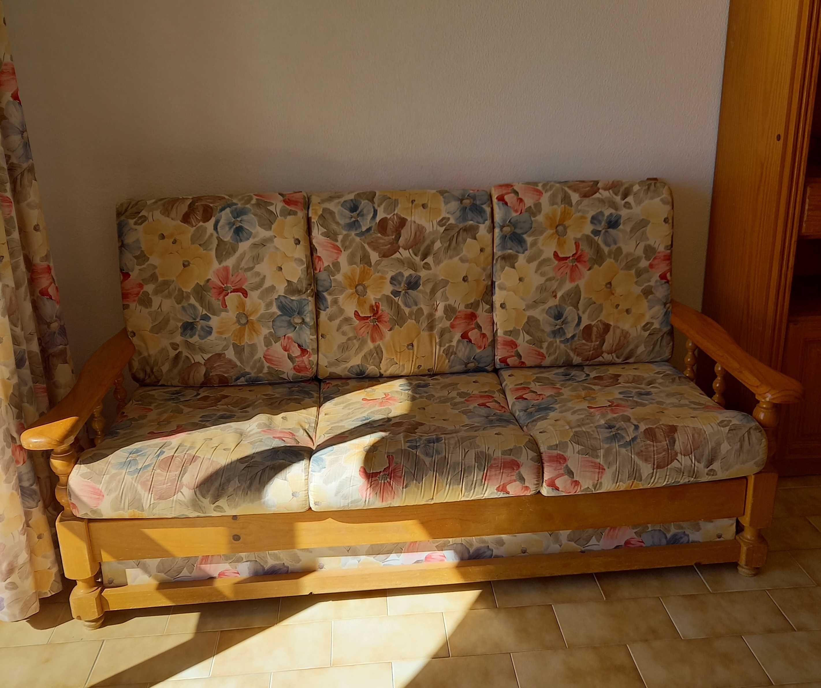 Ofereço Sofa - cama, dois cadeirões e uma cama casal 140x200