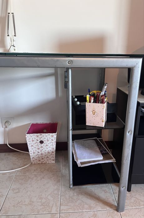 Secretária em bom estado