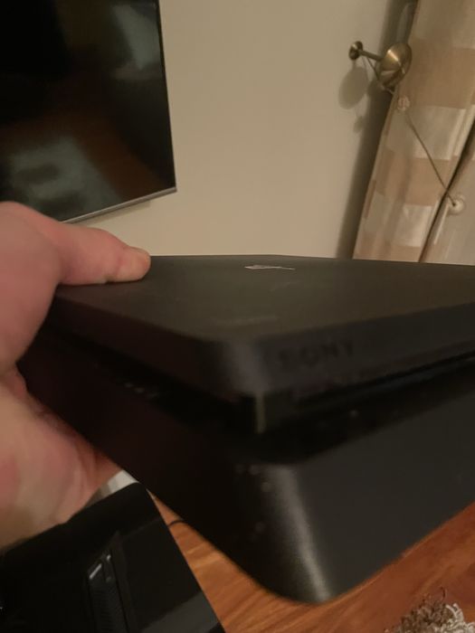 PS4 Slim 500GB com 2 comandos e uma câmara
