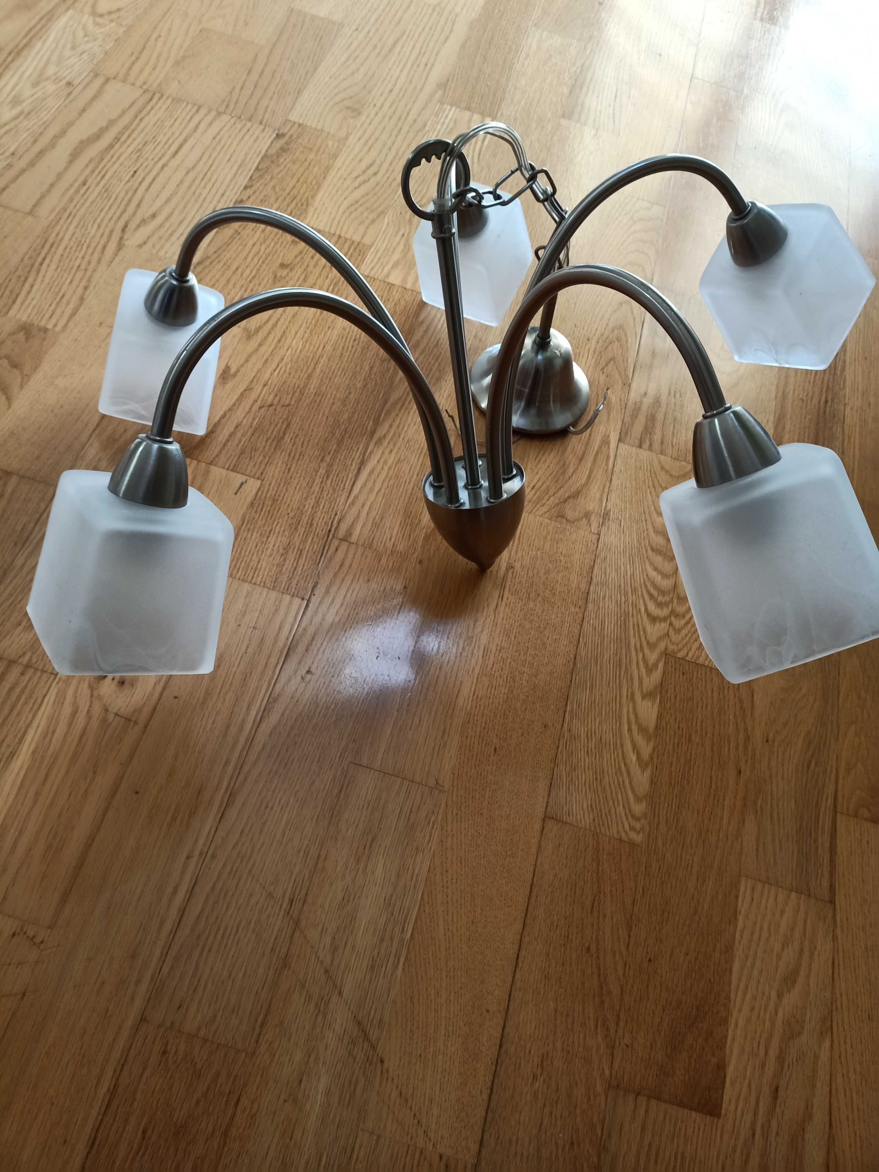 Lampa wisząca pięcioramienna.