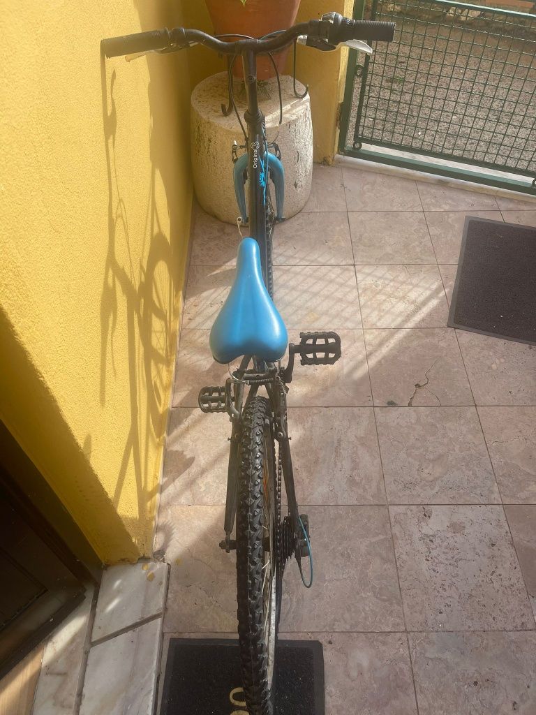 Bicicleta azul e preto