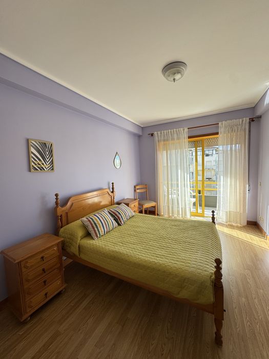 Cama, cabeceiras, colchão, espelho