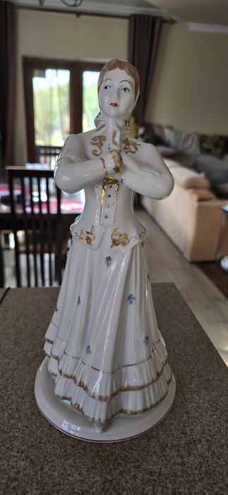 Фарфоровая статуэтка девушки плясунья Локотки. Клеймо старая Барановка