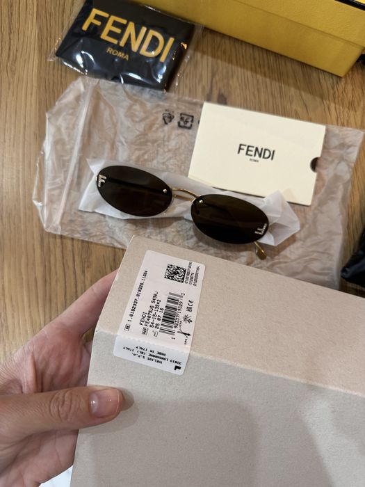 В наяності окуляри Fendi