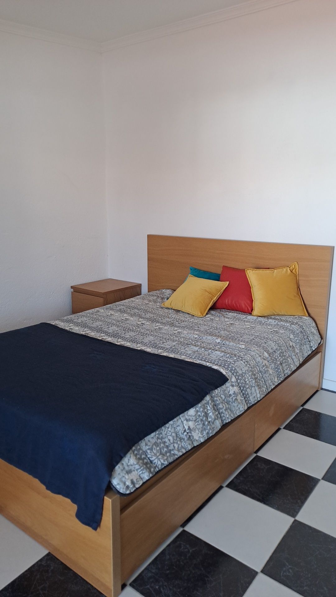 Aluga se quarto, mobilado com closet e casa de banho varada. Cozinha e
