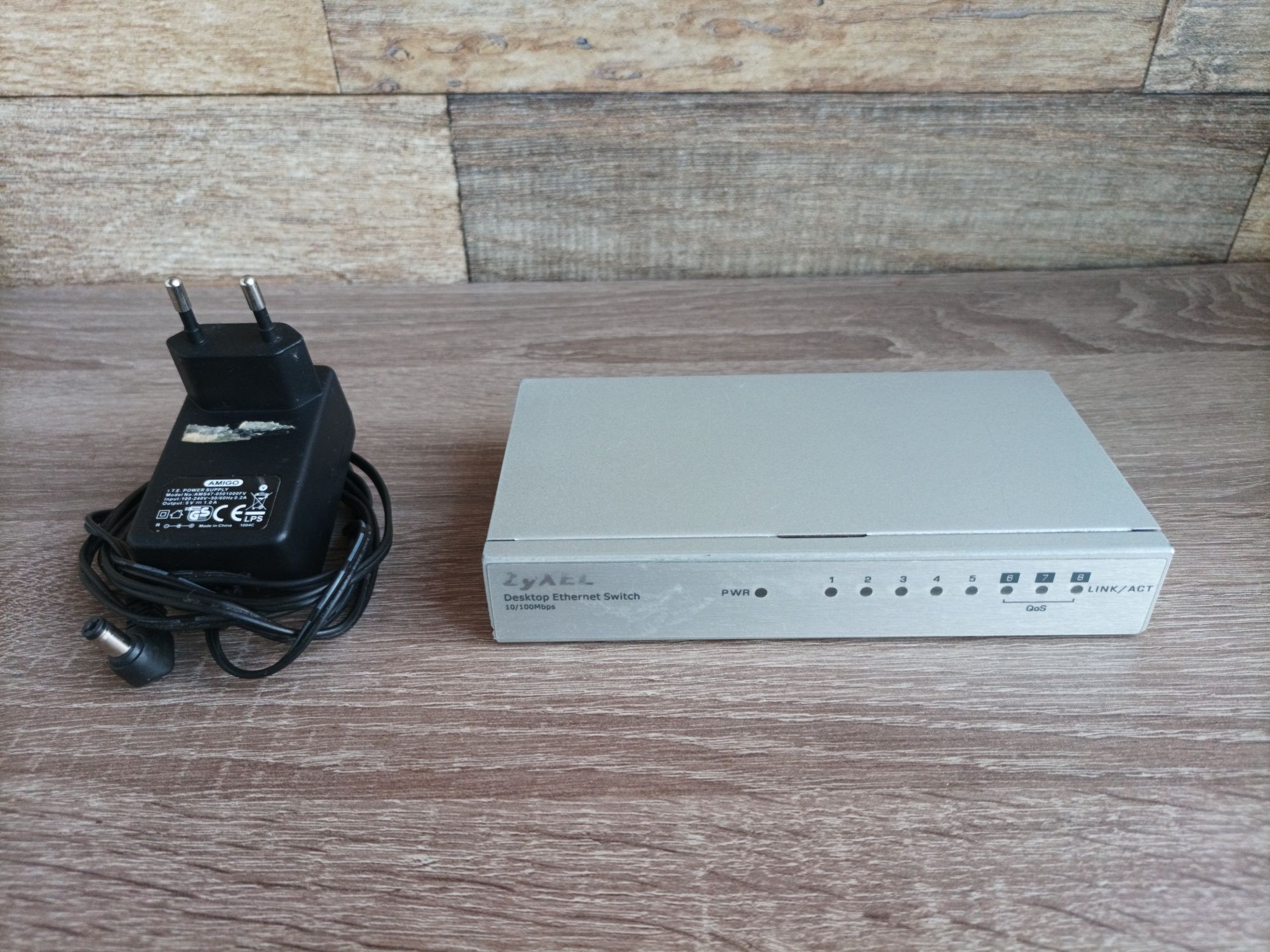 Комутатор Zyxel ES-108A