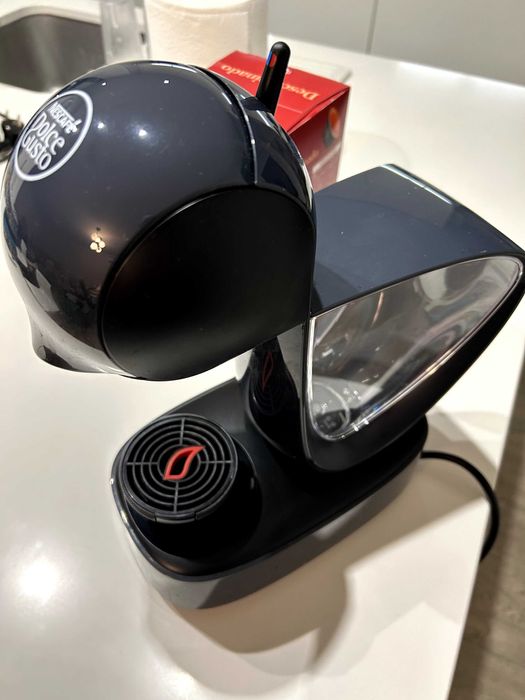 Máquina de café Dolce Gusto + suporte giratório + cápsulas