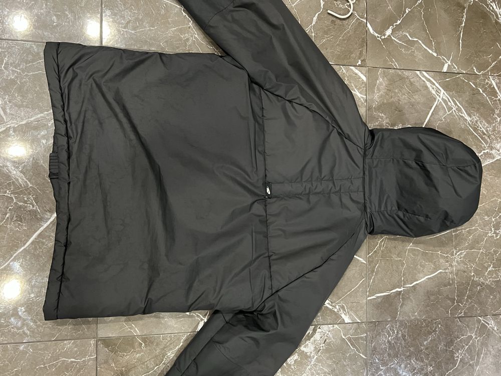 Продаю чоловічу зимову куртку nike