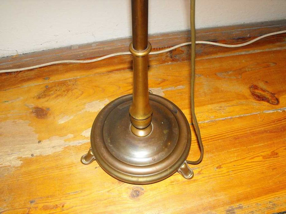Ładna, mosiężna lampa podłogowa z abażurem
