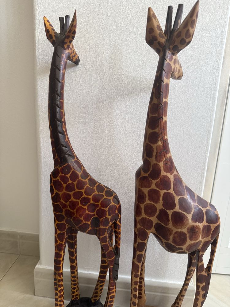 Conjunto de 2 Girafas Africanas em Madeira – Talhadas e Pintadas à Mão