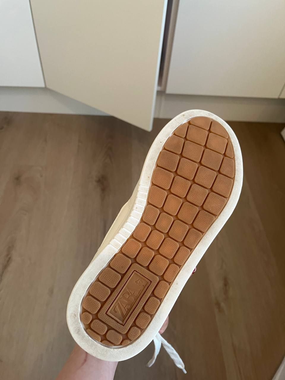 Шкіряні кросівки  Zara.