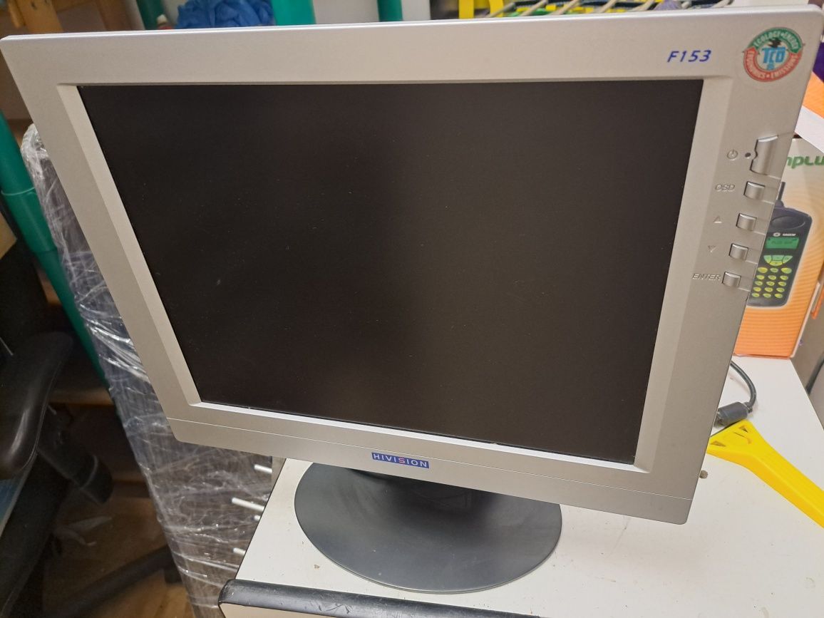 Monitor dell 19" plus dwa 15"