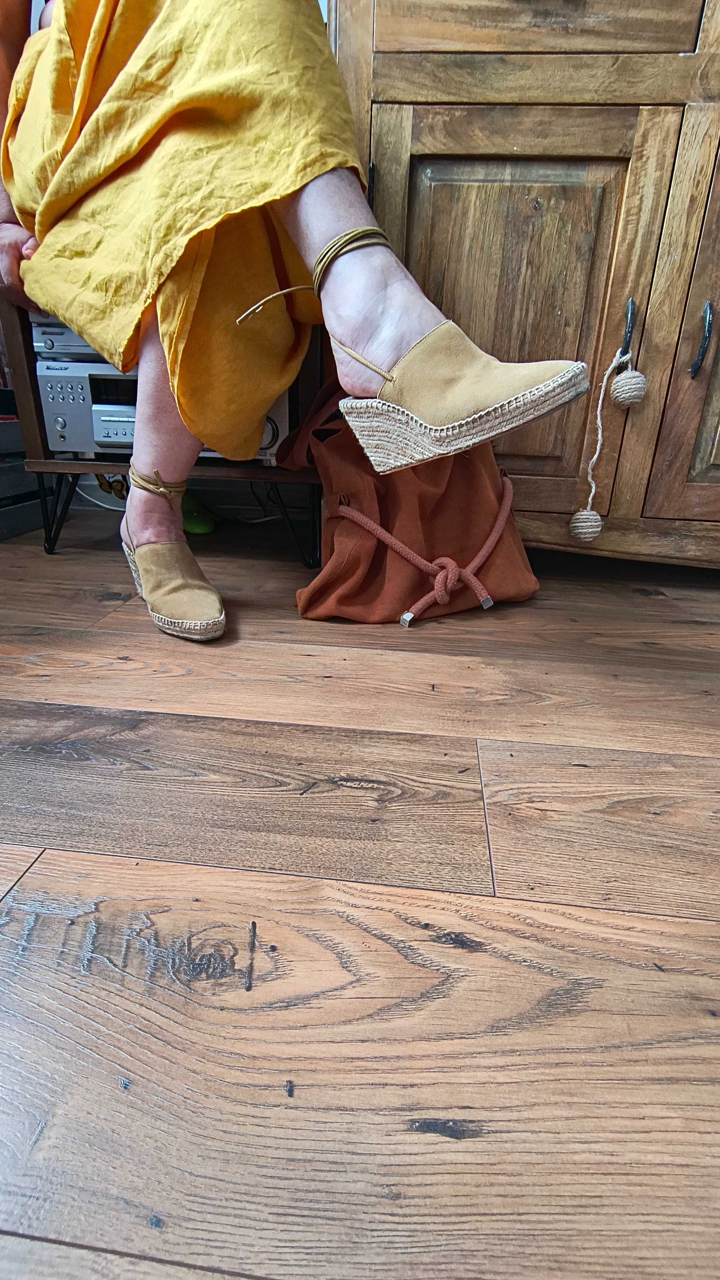 Buty zamszowe z odkrytą piętą na koturnie
