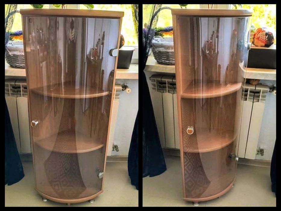 Szafka narożna ze szklaną witryną