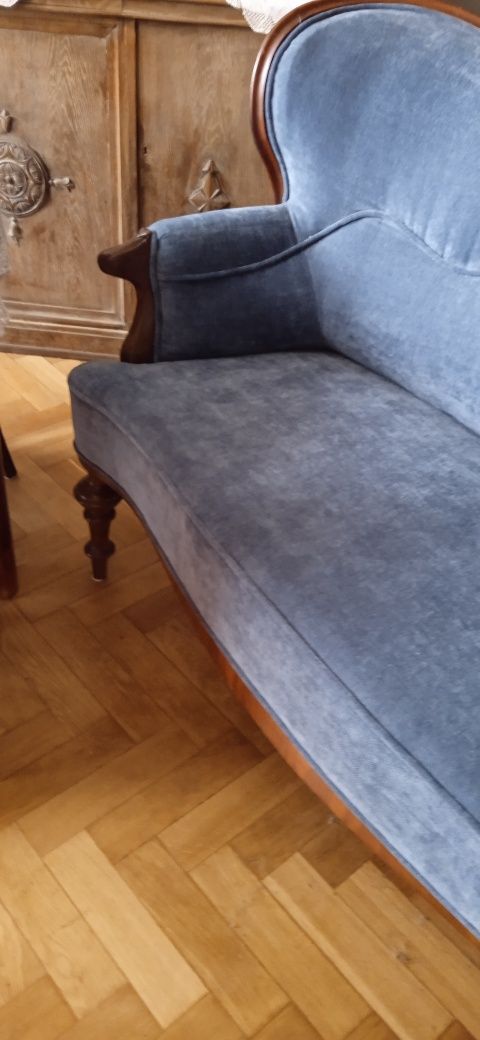 Sofa w błękitnym kolorze w stylu Hampton