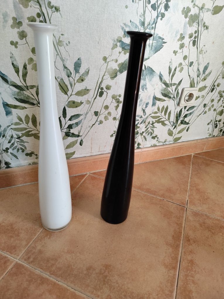 Garrafas - preta e branca