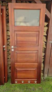 Drzwi drewniane łazienkowe z futrynami opaskami 80cm