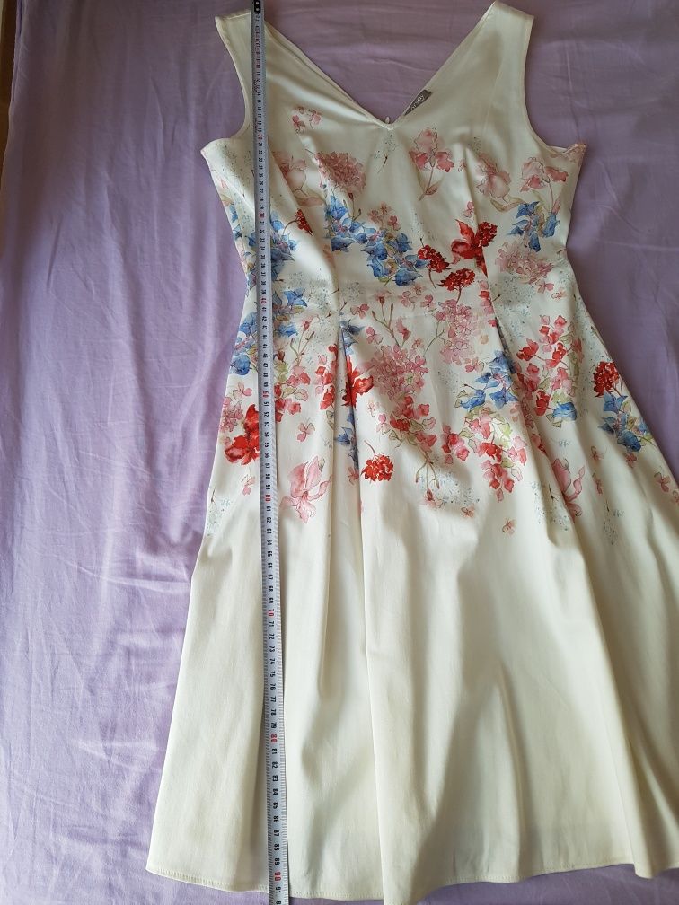 Sukienka rozkloszowana biała śmietankowa w kwiaty Orsay
