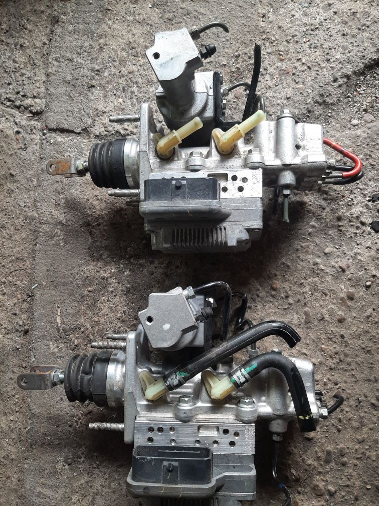 Помпа ABS Toyota Prius Plus від 2012 до 2020 року