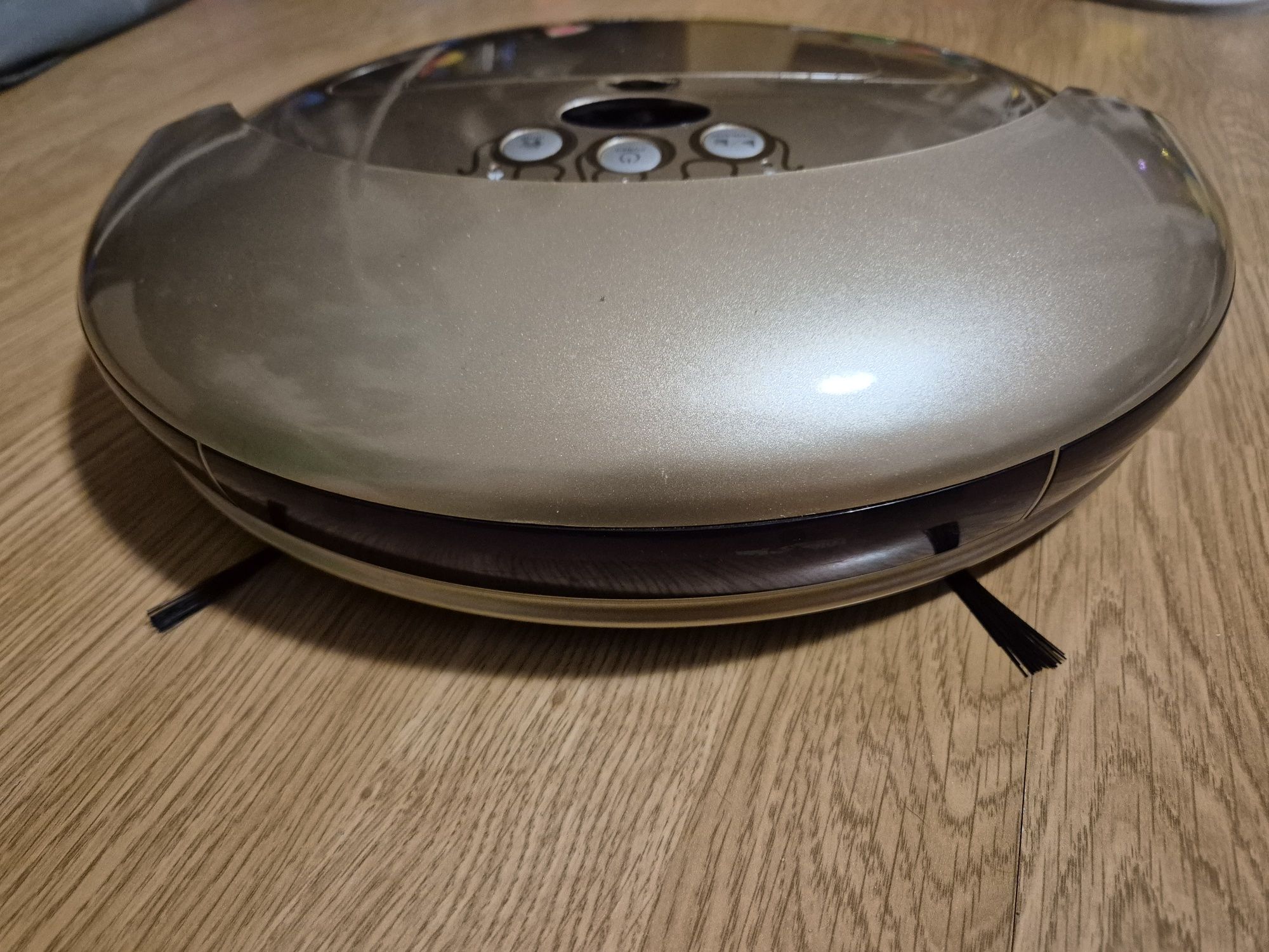 Robot sprzątający AGAiT ze światem UV