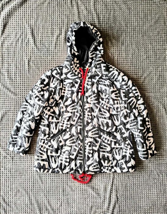 Stylowa kurtka z oryginalnym wzorem – stan idealny