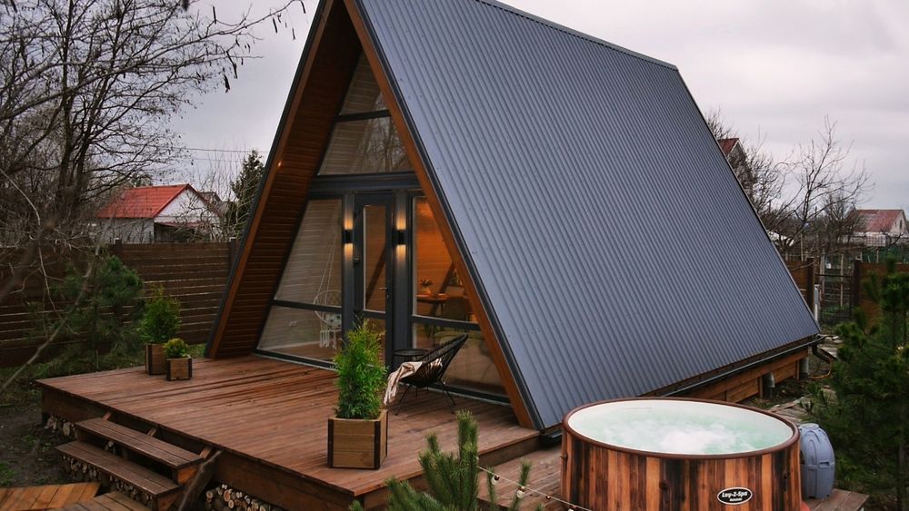 Треугольный домик с джакузи
