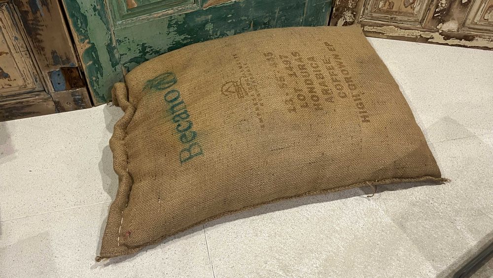 almofadas de chão em serapilheira (juta)